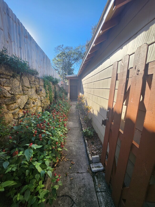 Entrance 1 - 915 Oleander Ave