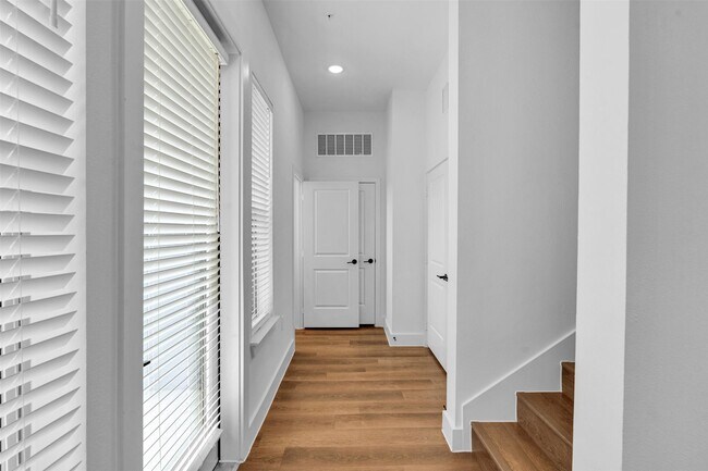 Building Photo - 1423B Forward Dr