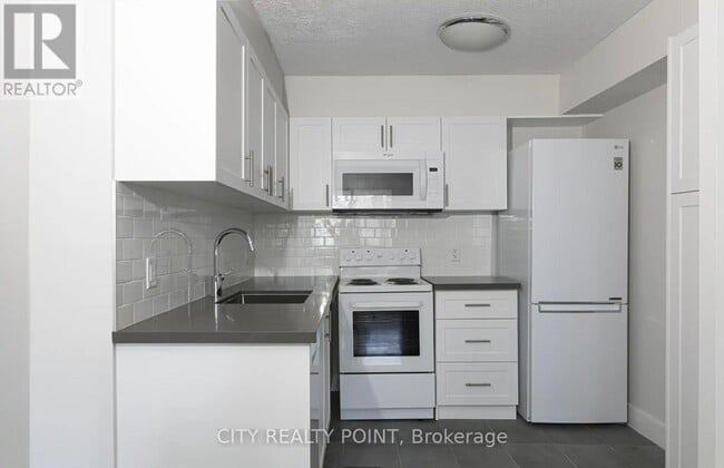Building Photo - 33-1233 Isabella St