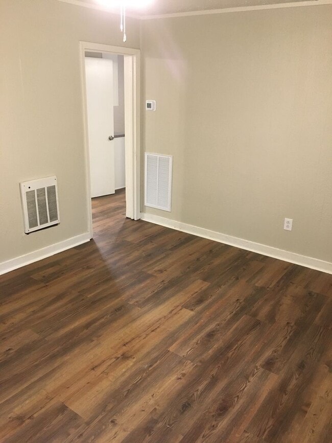 Building Photo - 2/1 House in North Rome $850
