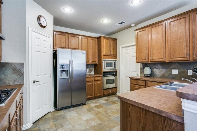 Foto del edificio - Immaculate home on a beautifully landscaped lot, tandem garage, plenty of storage!
