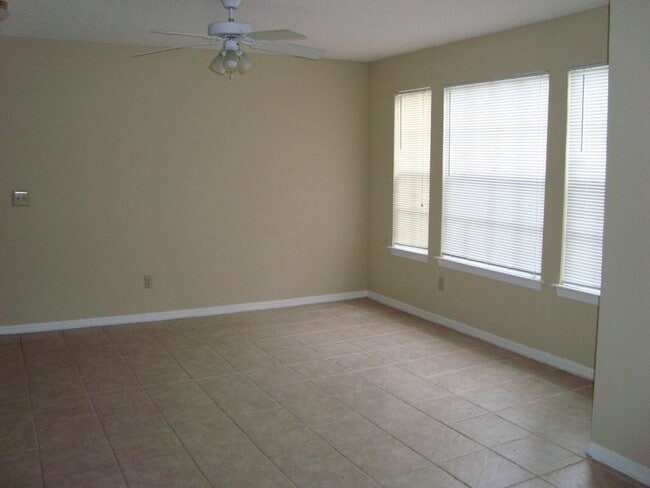 Building Photo - 1st Floor 2br/2ba Metrowest Condo with Pri...