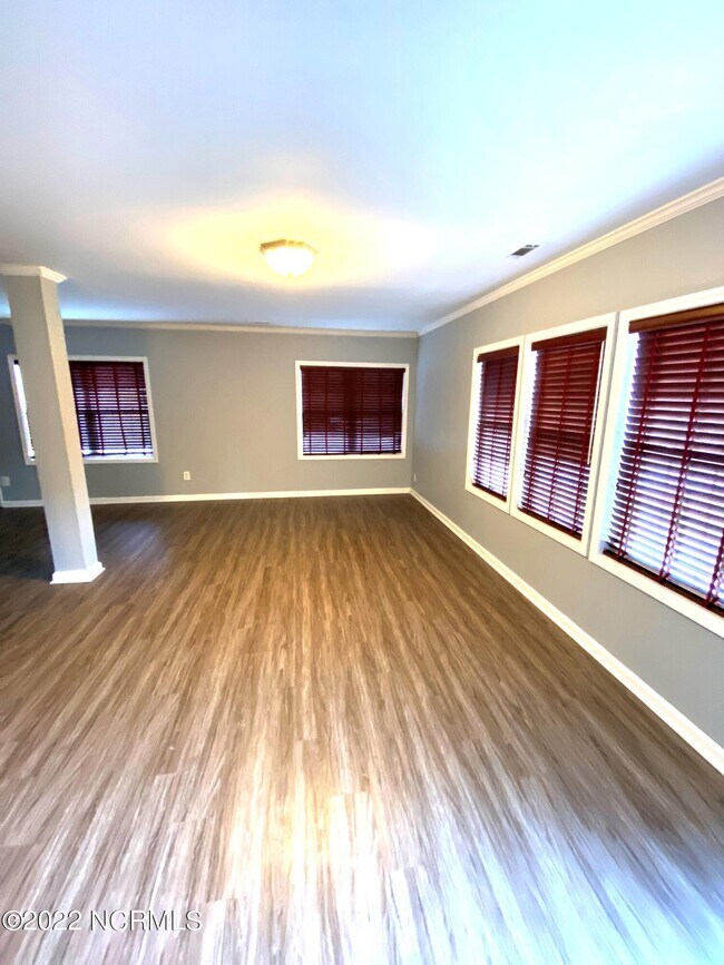 Building Photo - 400 Country Club Rd