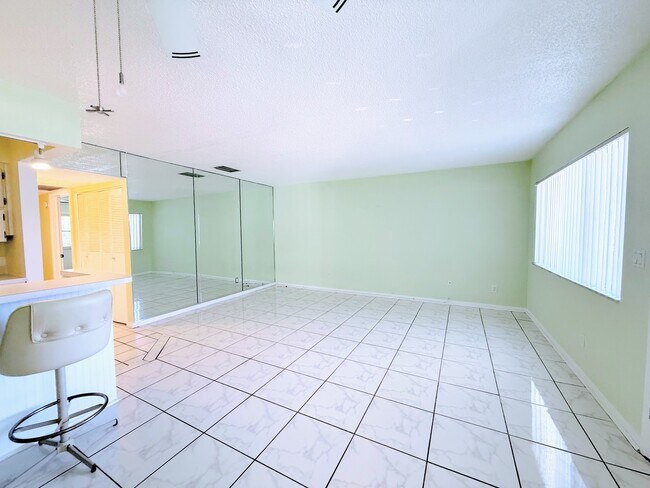 Foto del edificio - 1235 S Highland Ave