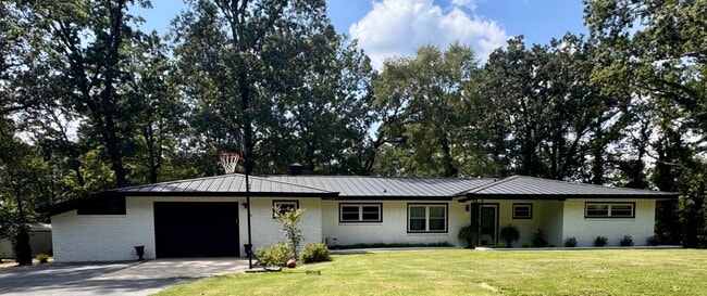 Building Photo - 704 Akers Rd