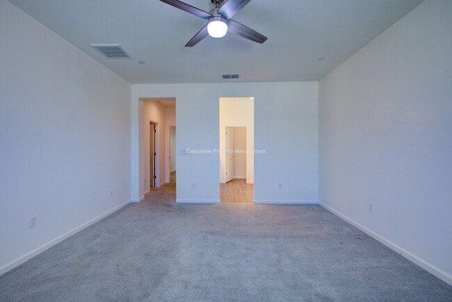 Building Photo - 495 Daffodil Dr