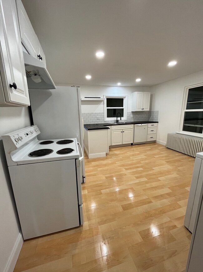 Kitchen - 266 Malletts Bay Ave