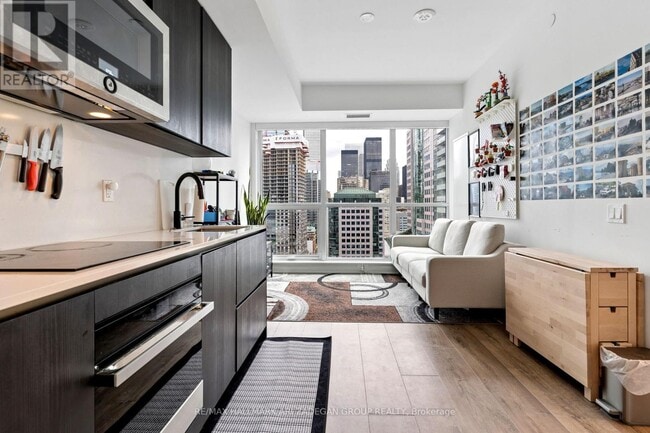 Building Photo - 327 King St W