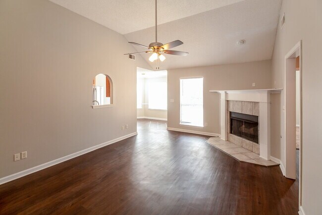 Foto del edificio - 9807 Pigeon Roost Park Cir