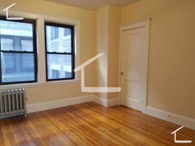 Foto del edificio - 219 Chestnut Hill Ave
