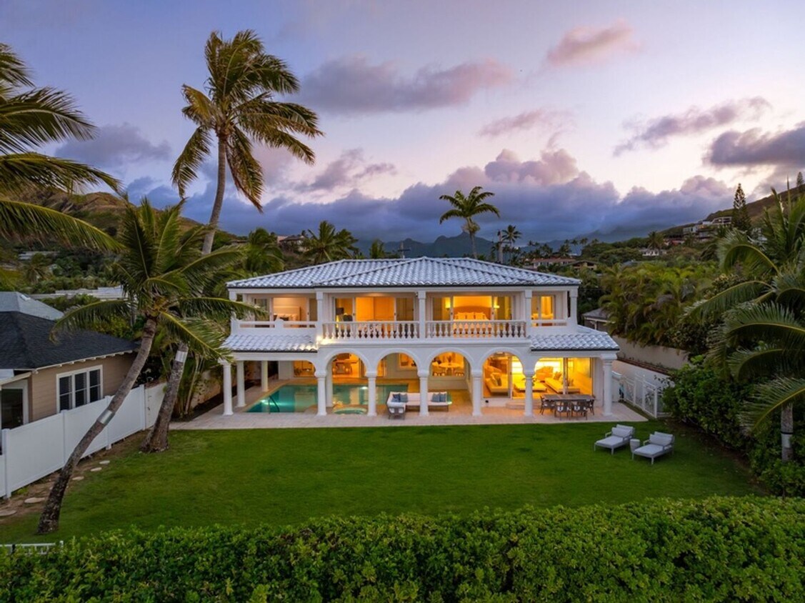 Foto principal - Premier Beachfront Home | Pool, Lanai, Att...