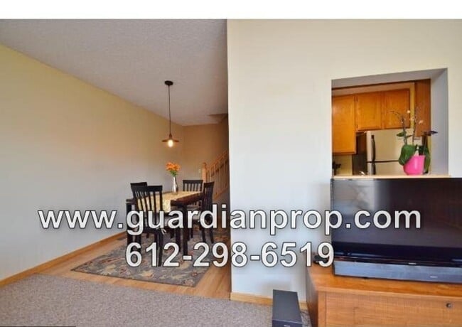 Building Photo - Rosemount Townhouse Available September 1,...