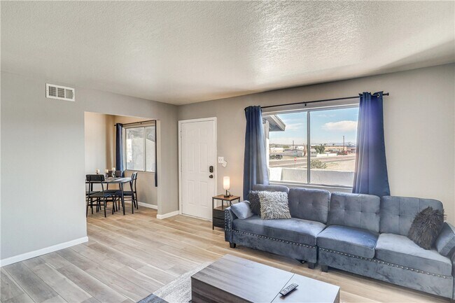 Foto del edificio - 644 Swan Dr