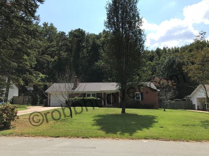 Foto principal - Brick home in convenient Charlotte location