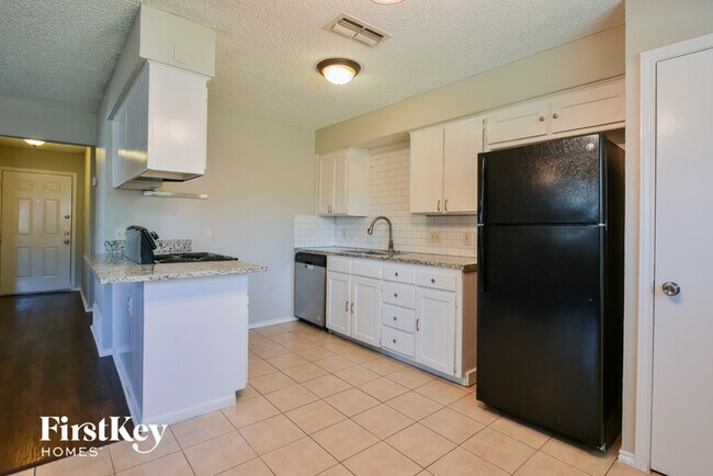 Foto del edificio - 7621 Clover Ln