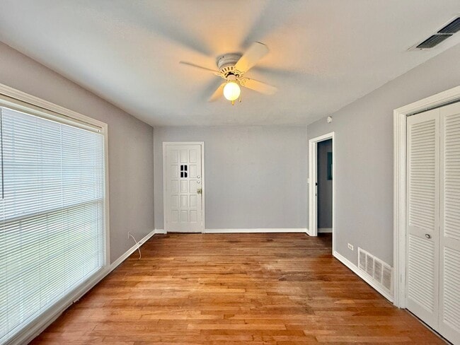 Building Photo - Available-Adorable Large 3 bedroom Home near Downtown!