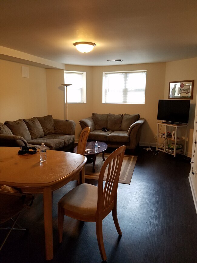 Sala de estar - 1228 W Columbia Ave