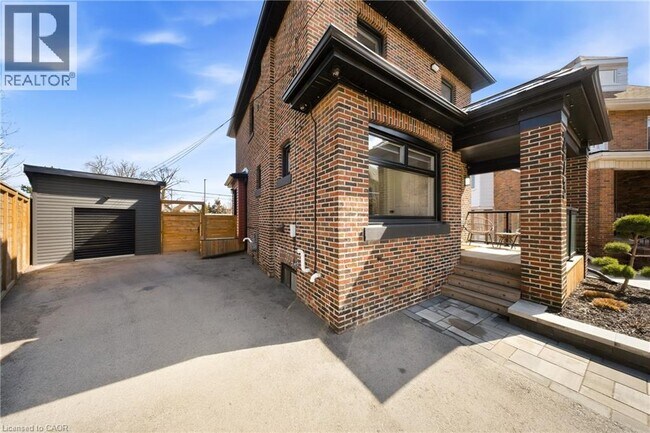 Building Photo - 273 Stinson Crescent
