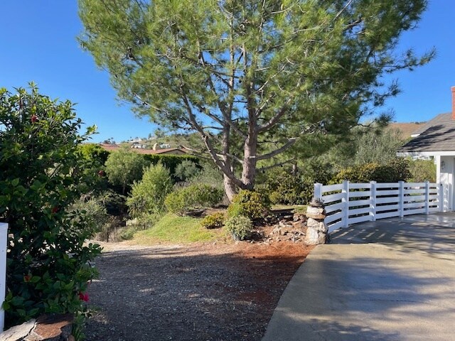 Building Photo - 25861 Paseo de Juanita