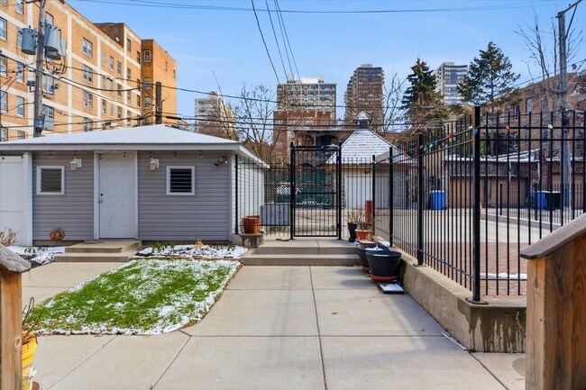 Foto del edificio - 5739 N Winthrop Ave