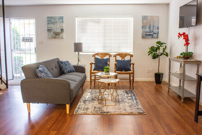 Living Room - 4225 Parkwood Ct