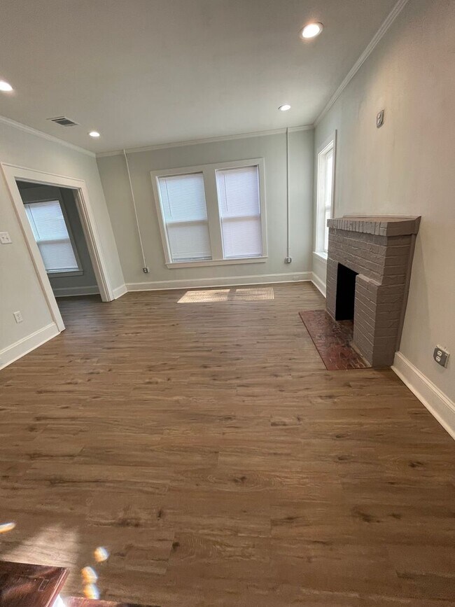 Foto del edificio - Completely Remodeled Home in Queensborough