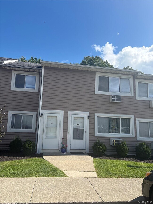 Building Photo - 4 Fishkill Glen Dr