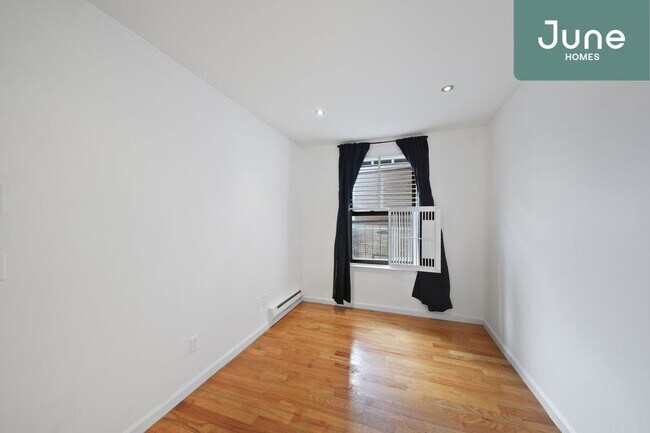 Foto del edificio - ROOM ONLY in 3-bed/1.0-bath Home