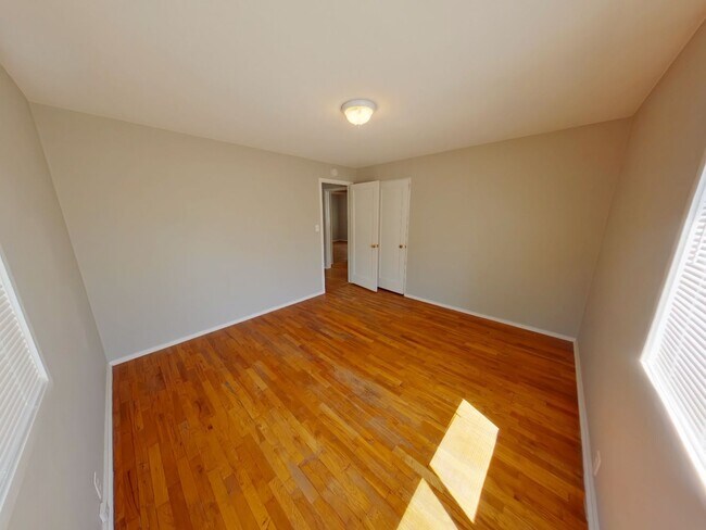 Building Photo - 5 Bedroom/2 bathroom