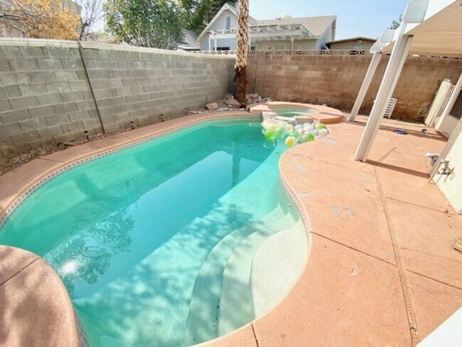 Building Photo - SPECTACULAR 2 STORY HOME 3 BEDROOM 2.5 BAT...