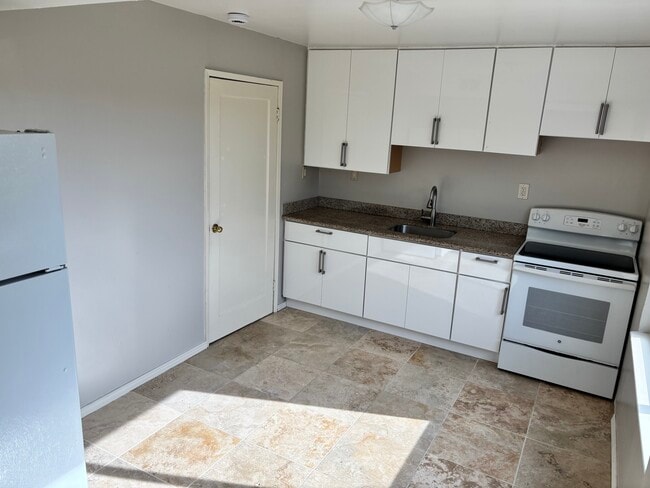 Kitchen - 6742 Snowdon Ave