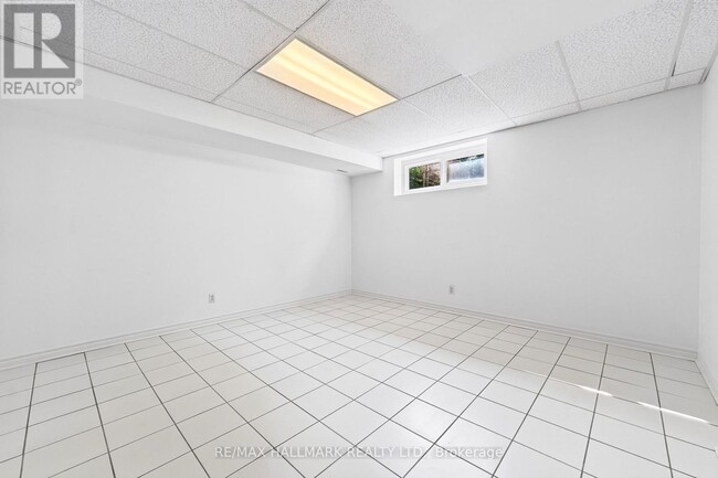 Building Photo - 402 Kingston Rd