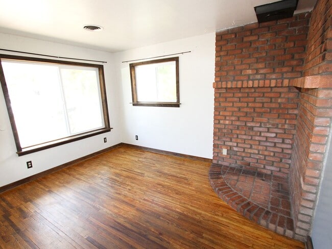 Building Photo - *LEASE TAKEOVER* Single Level 2BR Flagstaff Home | Fenced Yard & In-Unit Laundry