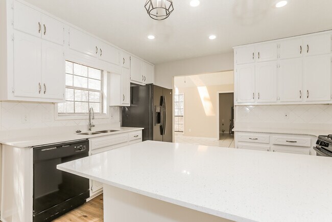 Building Photo - 945 Sideline Ct