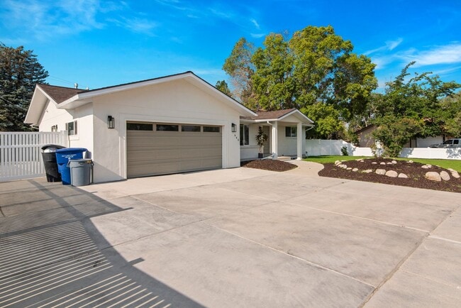 Photo - 940 E Buddlea Dr House