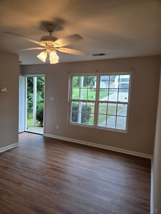 Building Photo - 3929 Acorn Dr