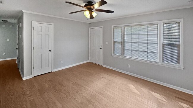 Building Photo - 5802 Hillcrest Cir