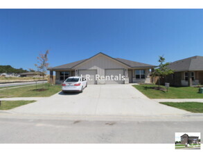 Building Photo - 134 Wind Ridge Dr