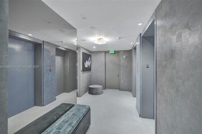 Foto del edificio - 18975 Collins Ave