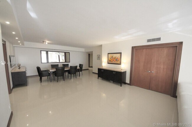 Foto del edificio - 10180 W Bay Harbor Dr