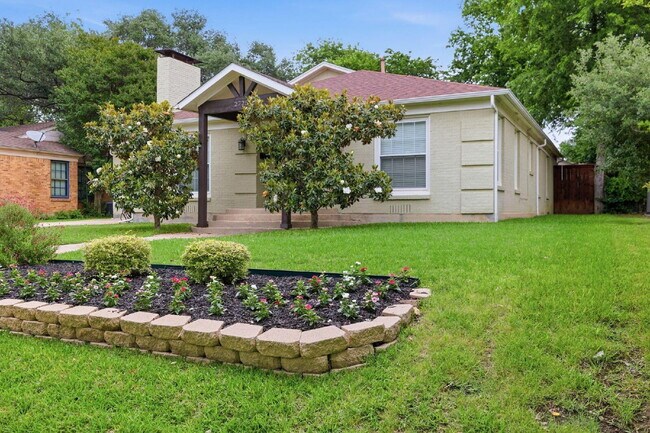 Foto del edificio - "Beautifully Maintained 3-Bedroom, 3-Bath Gem with Modern Updates, Spacious Living and Exceptiona...