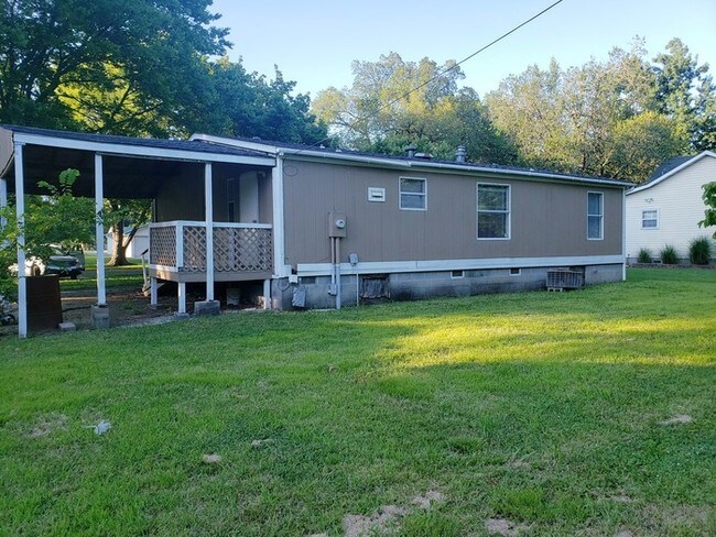 Foto del edificio - 3 bedroom 2 bath home on a nice sized lot.