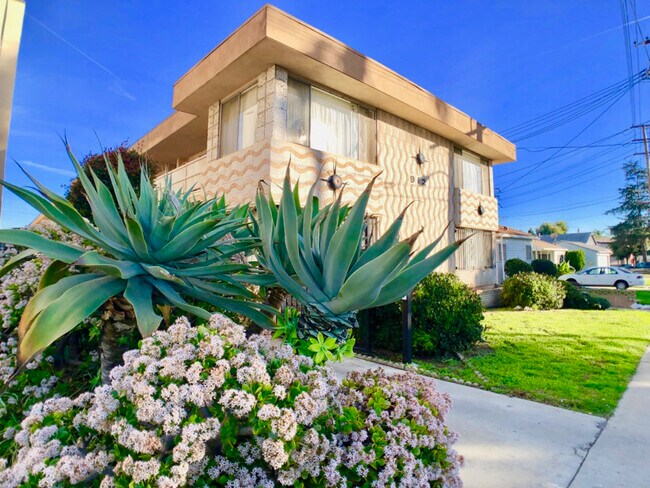 Building Photo - 912 W Beach Ave