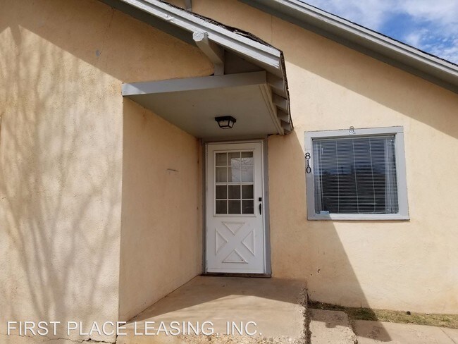Building Photo - 3 br, 1 bath House - 810 W. Plaza Dr.