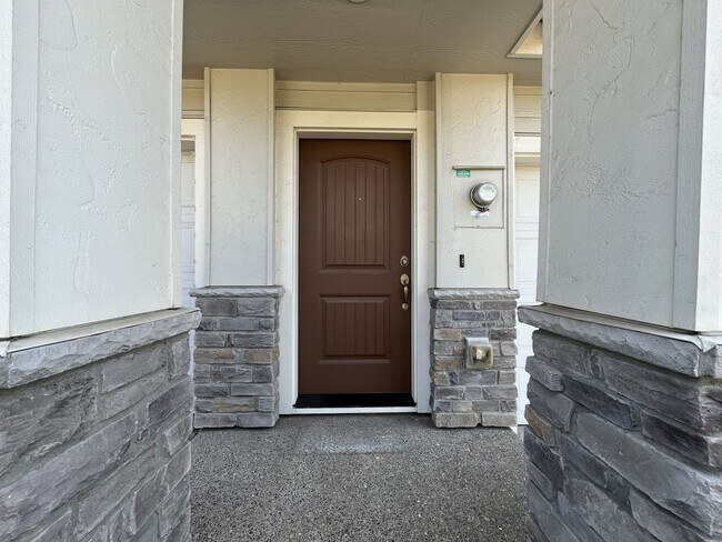 Building Photo - Spacious Bull Mountain Townhome Featuring Two Ensuite Bedrooms, Attached Garage & Modern Finishes &