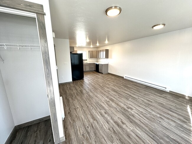 Building Photo - 3187 Queen Anns St