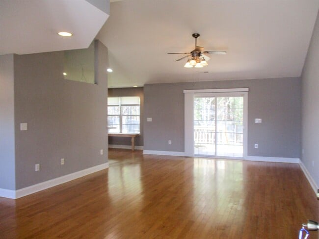 Building Photo - 2808 Blue Bell Ln