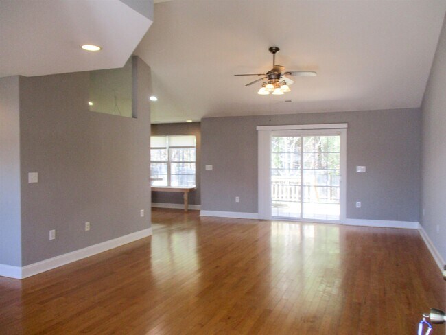 Foto del edificio - 2808 Blue Bell Ln