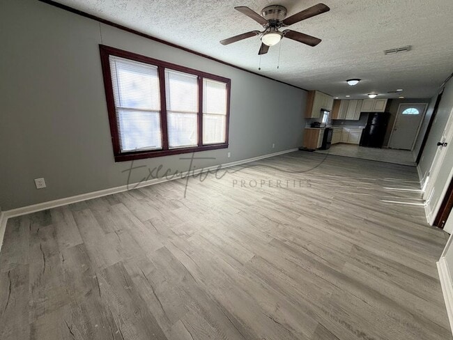 Building Photo - 3 Bedroom, 1.5 Bathroom Home with Bonus Room for Rent in Lake Charles