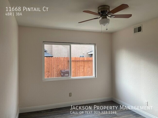 Building Photo - 4 BEDROOM POOL HOME